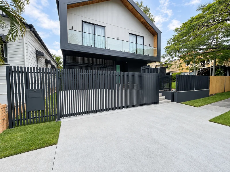 Sliding driveway gates