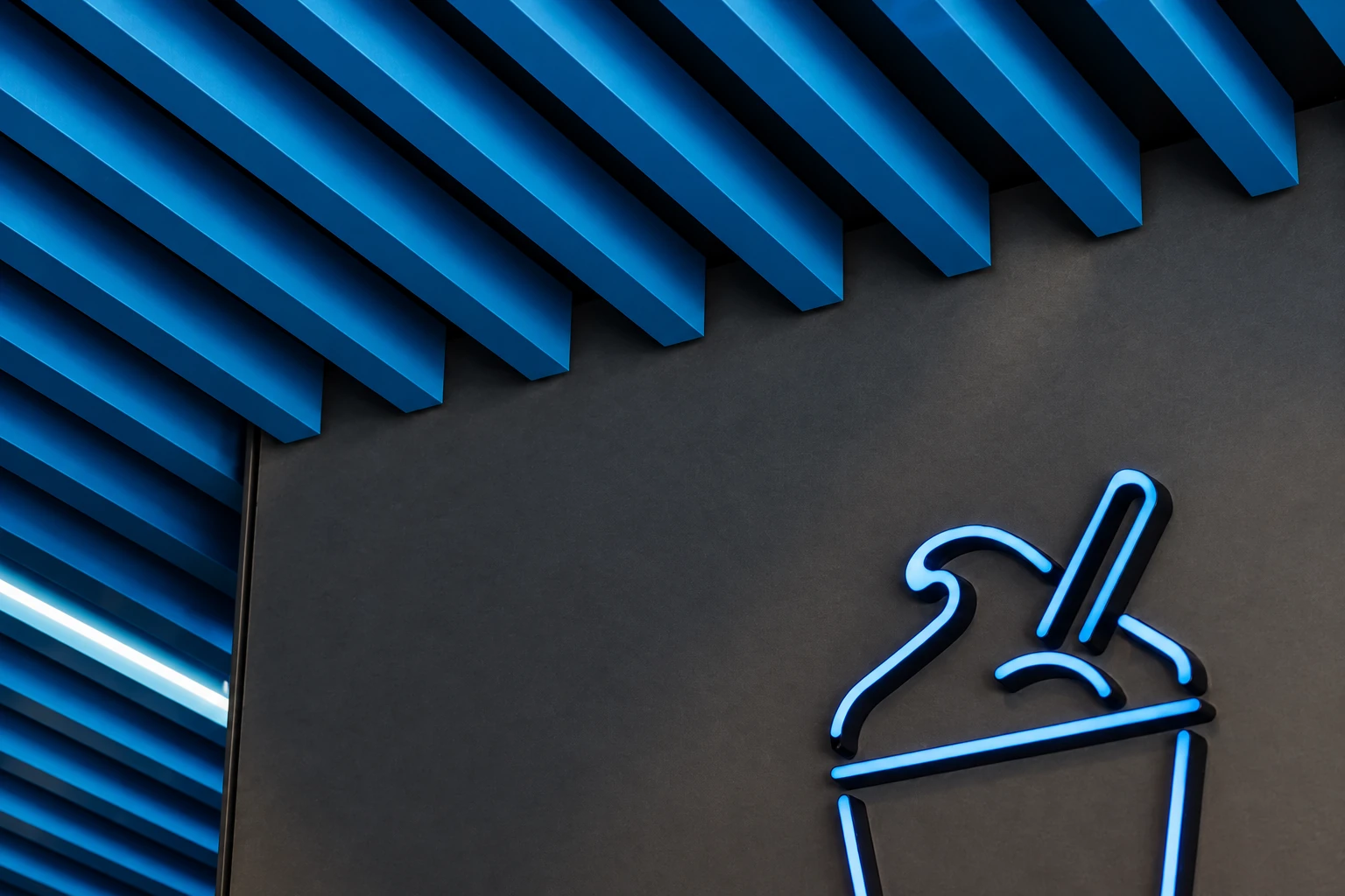 Knotwood supplier example: Blue aluminium battens across a commercial ceiling.