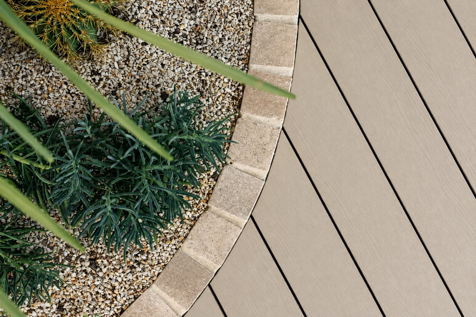 Knotwood supplier example: Aluminium decking following a curved garden edge.