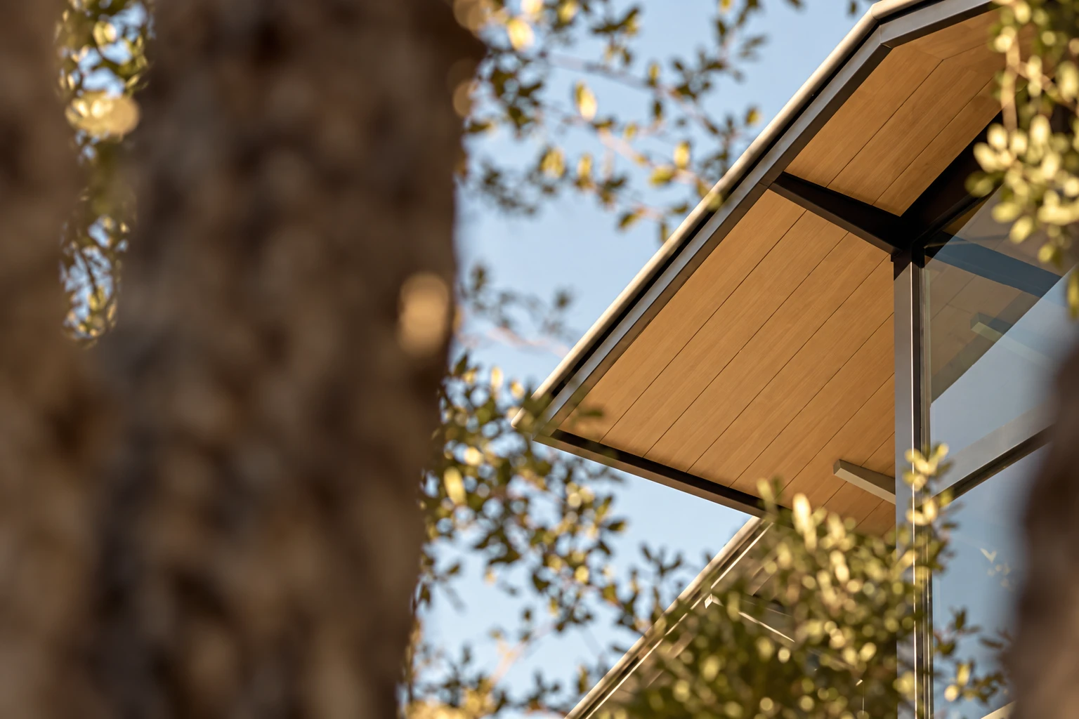 Knotwood supplier example: Wood-look aluminium soffit beneath a roof overhang.